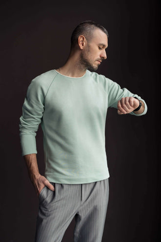 Homme portant le Sweat Homme ALBERTO - Patron couture PDF du S au XXL, idéal pour une tenue décontractée et moderne.