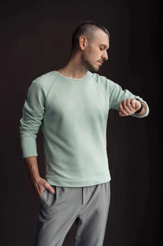 Homme portant le Sweat Homme ALBERTO - Patron couture PDF du S au XXL, idéal pour une tenue décontractée et moderne.