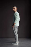 Homme portant le Sweat Homme ALBERTO - Patron couture PDF du S au XXL, prêt-à-télécharger, style décontracté et moderne.