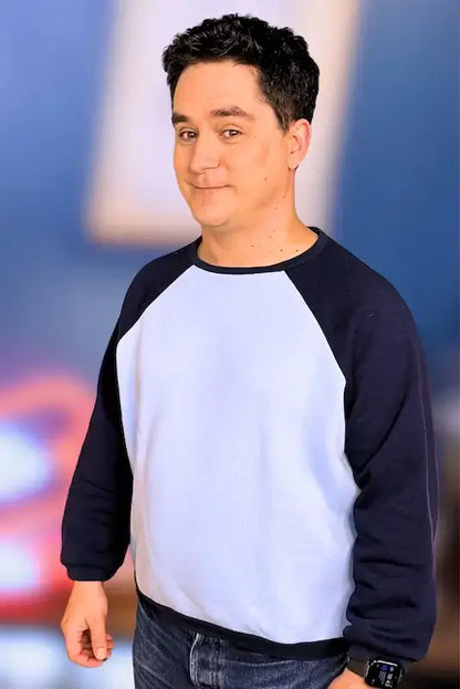 Homme portant le Sweat Livarot - Pack Famille (du 6 mois au 14 ans & du 34 au 54), patron de couture PDF à télécharger disponible.