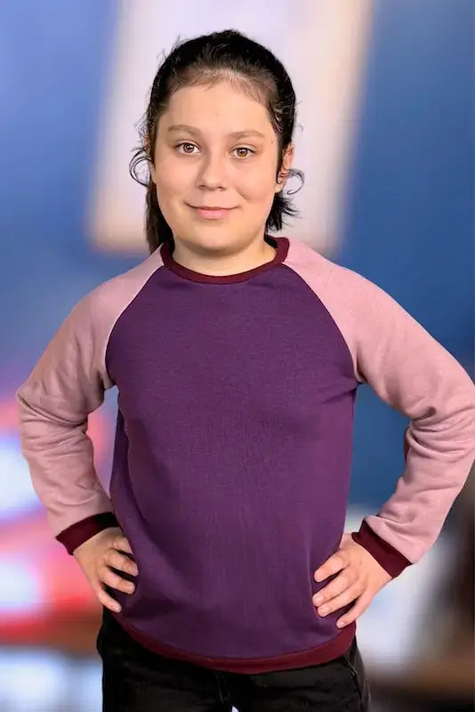 Enfant portant le Sweat Livarot du Pack Famille, patron de couture pdf à télécharger pour assortir toute la famille.