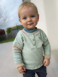 Bébé portant le Sweat MINI A - Patron PDF couture bébé du 12 mois au 4 ans, patron de couture pdf à télécharger.