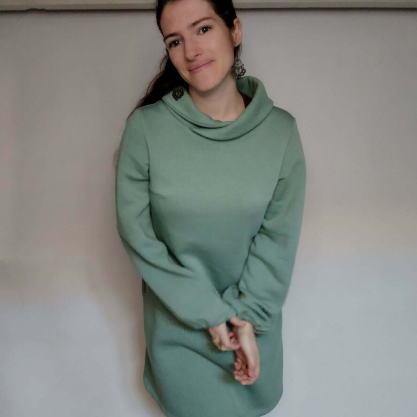 Femme portant le Sweat "Mapulin" du 32 au 60 avec col croisé, patron de couture pdf à télécharger.