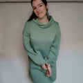 Femme portant le Sweat "Mapulin" du 32 au 60 avec col croisé, patron de couture pdf à télécharger.