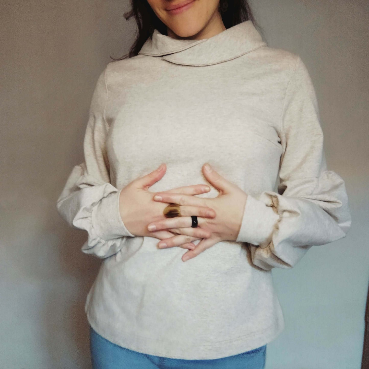 Sweat "Mapulin" du 32 au 60 avec manches bouffantes, patron de couture pdf à télécharger, col croisé en sweat beige.