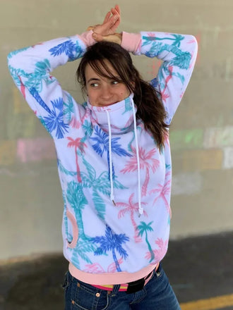 Femme portant le Sweat Maxi-TITUS du XS au XXXL avec col roulé, imprimé palmier, patron de couture pdf à télécharger disponible.