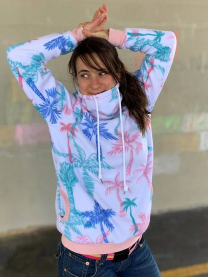 Femme portant le Sweat Maxi-TITUS du XS au XXXL avec col roulé, imprimé palmier, patron de couture pdf à télécharger disponible.