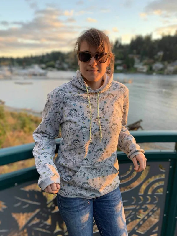 Femme portant le Sweat Maxi-TITUS du XS au XXXL en plein air, modèle à télécharger en patron de couture pdf.