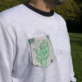 Homme portant le Sweat Maxi-TITUS du XS au XXXL avec poche motif cactus, patron de couture pdf à télécharger.