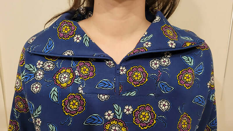 Femme portant le Sweat S pour Elle en tissu à motifs floraux, col unique. Patron de couture pdf à télécharger disponible.