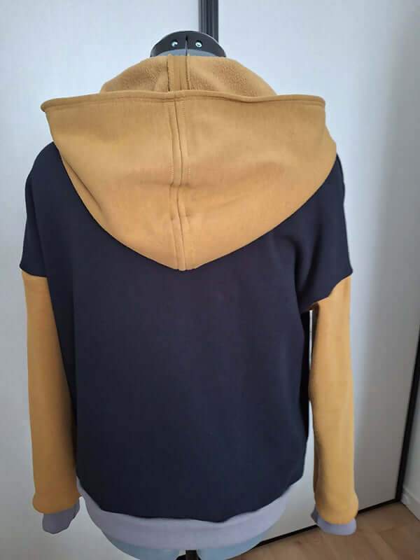 Sweat S pour Lui avec capuche, patron de couture pdf à télécharger, présenté sur mannequin, vue arrière.