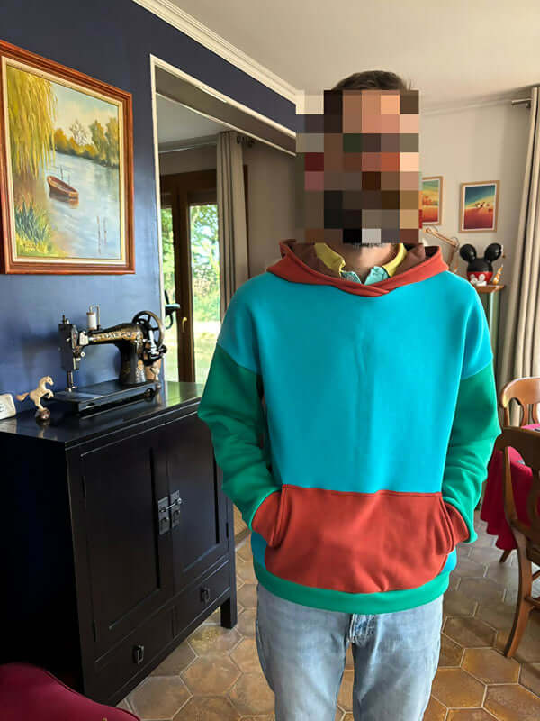 Homme portant le Sweat S pour Lui avec capuche, exemplaire du patron de couture pdf à télécharger.