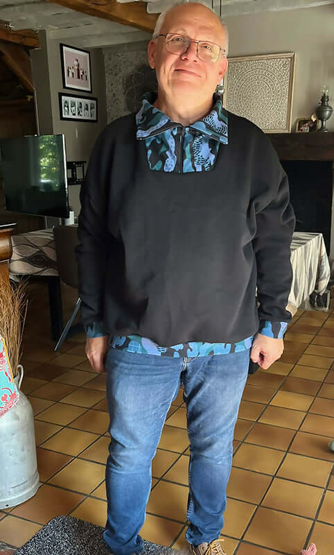 Homme portant le Sweat S pour Lui avec col camionneur, patron de couture PDF à télécharger.