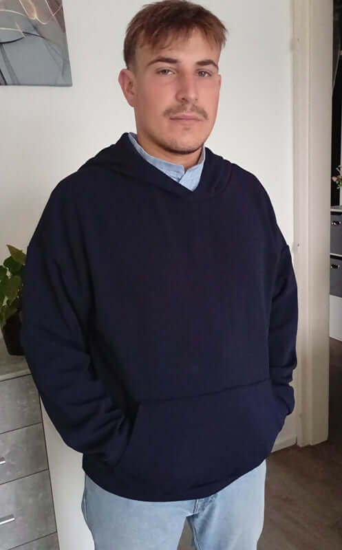 Homme portant un Sweat S pour Lui bleu marine, patron de couture pdf à télécharger.