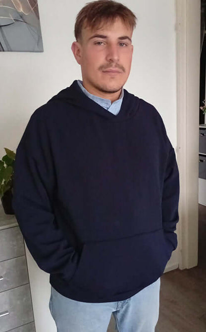 Homme portant un Sweat S pour Lui bleu marine, patron de couture pdf à télécharger.