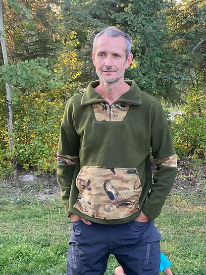 Homme portant un Sweat S pour Lui en extérieur, version col camionneur, patron de couture pdf à télécharger.