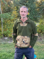 Homme portant un Sweat S pour Lui en extérieur, version col camionneur, patron de couture pdf à télécharger.