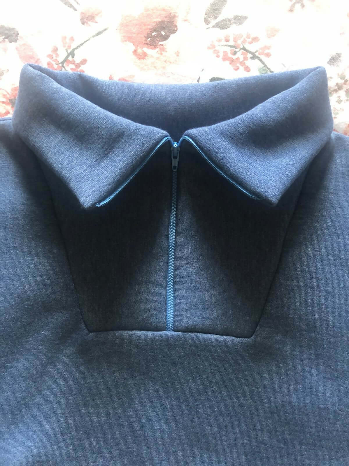 Sweat S pour Lui avec col camionneur, patron de couture PDF à télécharger, en bleu.