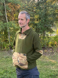Homme portant un Sweat S pour Lui en vert avec poche avant, patron de couture pdf à télécharger, col camionneur pour style décontracté.