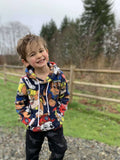 Enfant souriant portant le Sweat TITUS du 2 au 16 Ans avec motifs colorés, patron de couture pdf à télécharger.