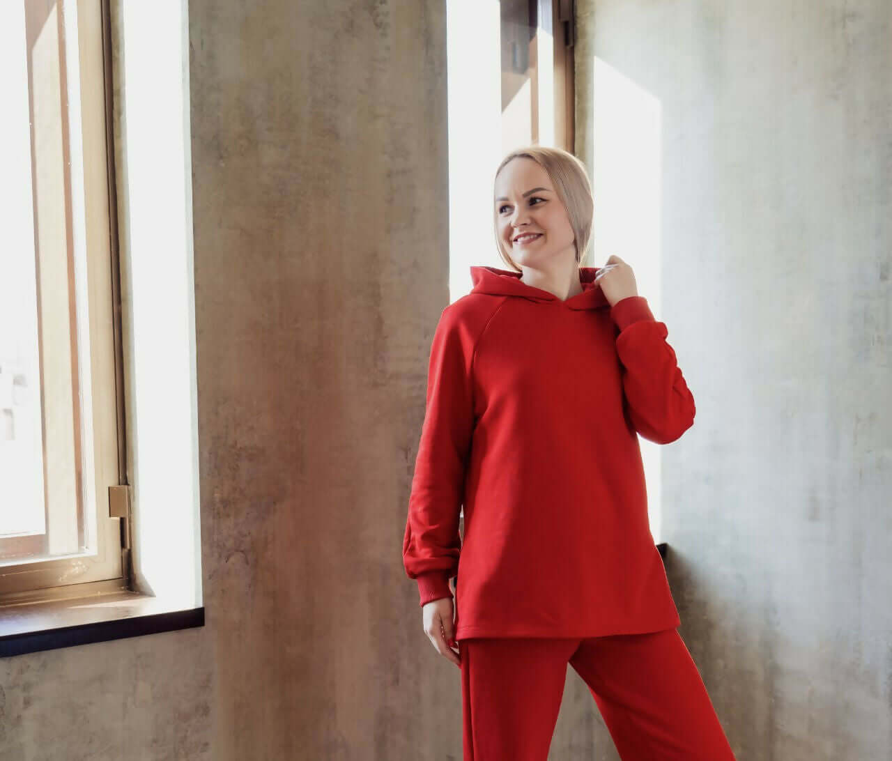 Femme portant un Sweat - XS|L - SOFT TOUCH rouge, style patron de couture pdf à télécharger, niveau intermédiaire, tailles S à XL.