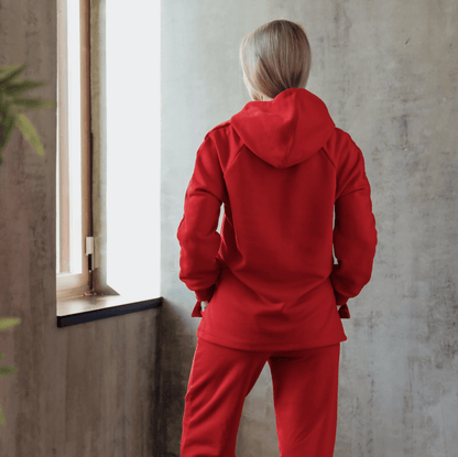 Modèle en rouge portant un Sweat - XS|L - SOFT TOUCH, patron de couture pdf à télécharger, vu de dos.