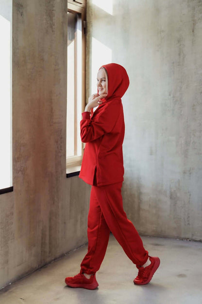 Femme portant un ensemble rouge avec Sweat - XS|L - SOFT TOUCH, parfait pour un patron de couture pdf à télécharger.