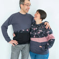 Couple portant des sweats mixte Kiwi, XS au 3XL, 2 statures, avec motif original. Patron de couture PDF à télécharger.