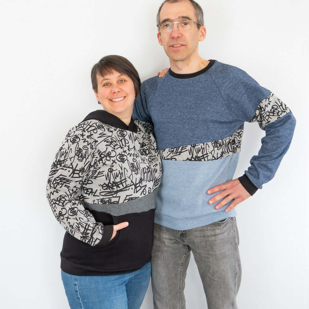 Couple portant le Sweat mixte, XS au 3XL, 2 statures - Kiwi, avec manches raglan et poche kangourou, patron de couture pdf à télécharger.