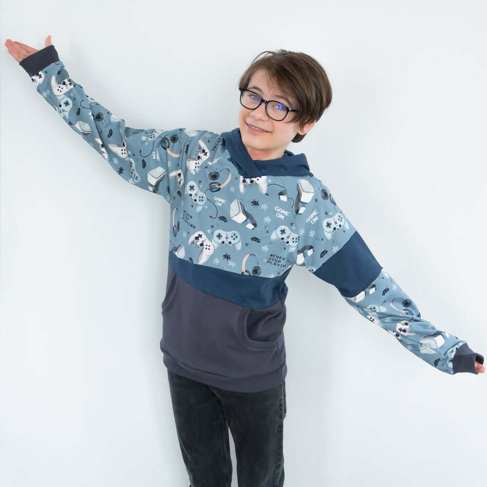 Enfant portant le Sweat mixte, XS au 3XL, 2 statures - Kiwi avec motif gris et bleu, patron de couture pdf à télécharger inclus.
