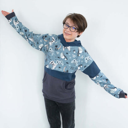 Enfant portant le Sweat mixte, XS au 3XL, 2 statures - Kiwi avec motif gris et bleu, patron de couture pdf à télécharger inclus.