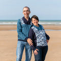 Couple souriant portant le Sweat mixte, XS au 4XL, 2 statures – Anis sur la plage, patron de couture pdf à télécharger.