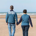 Couple portant le Sweat mixte, XS au 4XL, 2 statures – Anis, sur la plage, patron de couture pdf à télécharger disponible.