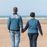 Couple portant le Sweat mixte, XS au 4XL, 2 statures – Anis, sur la plage, patron de couture pdf à télécharger disponible.