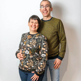 Sweat mixte basique, XS au 3XL, 2 statures - Grenade, patron de couture pdf à télécharger. Deux personnes portant des sweats colorés.