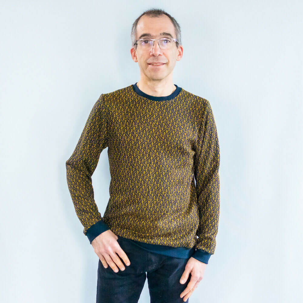 Sweat mixte basique, XS au 3XL, 2 statures - Grenade présenté par un mannequin, patron de couture pdf à télécharger.