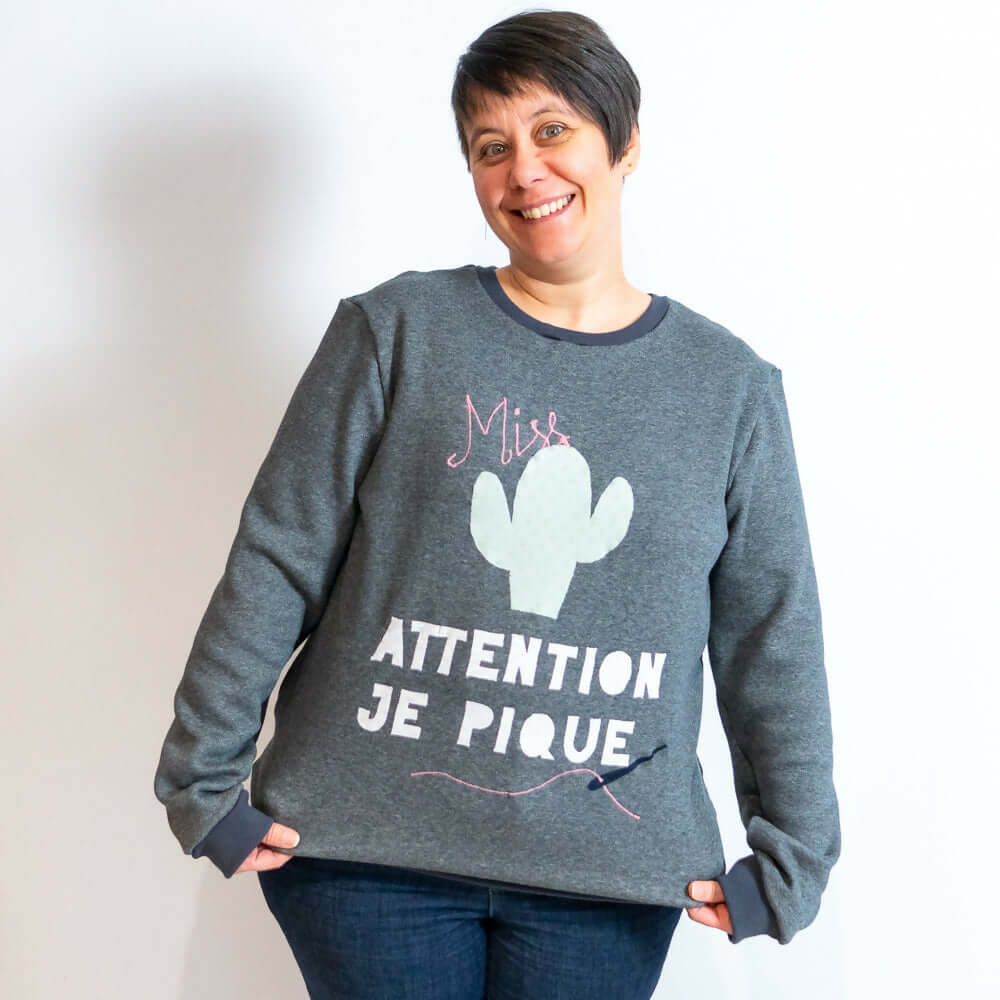 Femme portant Sweat mixte basique, XS au 3XL, 2 statures - Grenade, attention je pique, patron de couture pdf à télécharger.