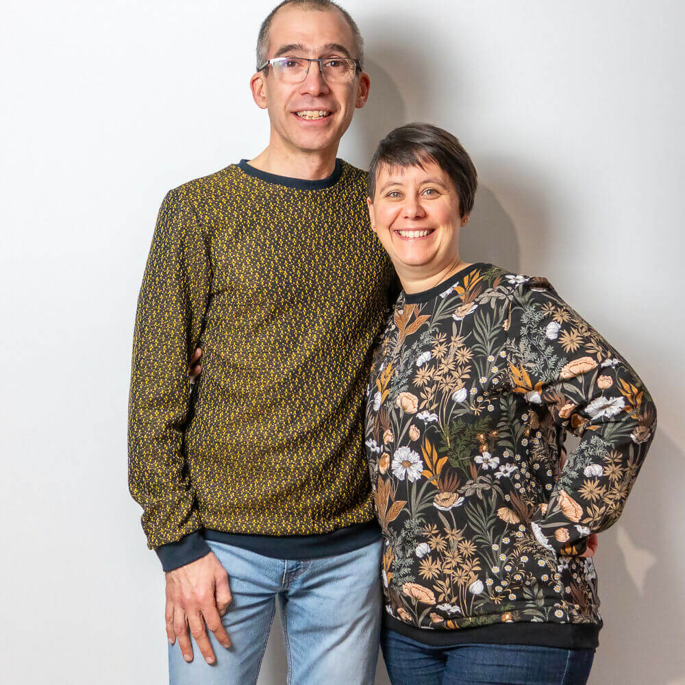 Couple portant le Sweat mixte basique, XS au 3XL, 2 statures - Grenade de patron de couture pdf à télécharger.