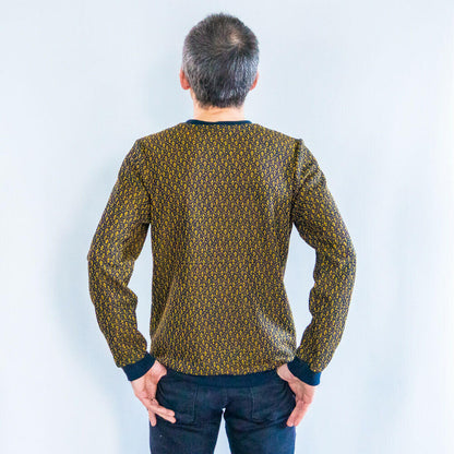 Homme portant le Sweat mixte basique, XS au 3XL, 2 statures - Grenade, patron de couture pdf à télécharger, vu de dos.