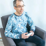 Homme portant un sweat imprimé original assis sur une chaise, idéal pour le patron de couture pdf à télécharger : Sweat mixte basique, XS au 3XL, 2 statures - Grenade.