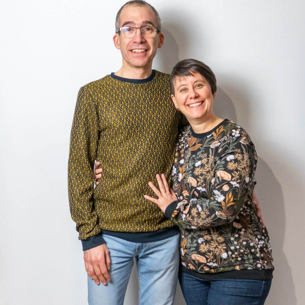 Couple portant des sweats avec patron de couture pdf à télécharger : Sweat mixte basique, XS au 3XL, 2 statures - Grenade.