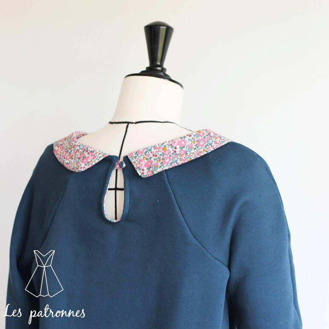 Sweat niki - Femme avec col claudine fleuri, patron de couture pdf à télécharger, fermeture goutte au dos et manches ajustées.