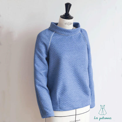 Sweat niki - Femme bleu sur mannequin, patron de couture pdf à télécharger, col unique et élégance féminine.