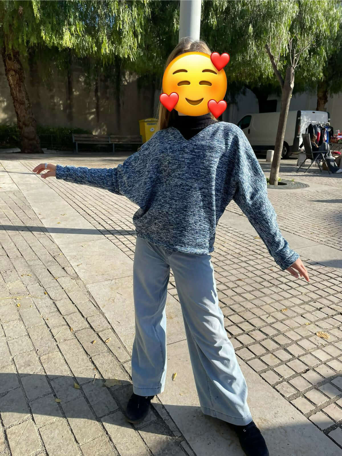 Personne portant un Sweat ou Robe Opale, style kimono, patron de couture pdf à télécharger, idéal pour l'automne ou hiver.