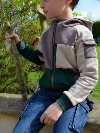 Enfant portant un Sweat zippé ALTITUDE - Patron PDF de couture enfant du 2 ans au 16 ans, patron de couture pdf à télécharger.