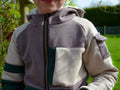Enfant portant le Sweat zippé ALTITUDE - Patron PDF de couture enfant du 2 ans au 16 ans, illustration du patron de couture PDF à télécharger.