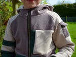 Enfant portant le Sweat zippé ALTITUDE - Patron PDF de couture enfant du 2 ans au 16 ans, illustration du patron de couture PDF à télécharger.