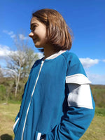 Enfant portant le Sweat zippé ALTITUDE - Patron PDF de couture enfant du 2 ans au 16 ans, patron de couture pdf à télécharger.