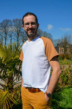 Homme portant un T-shirt Tricou à manches raglan, style décontracté en milieu naturel.