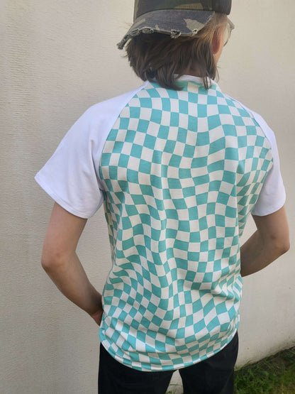 T-shirt Loulou avec motif en damier turquoise, vu de dos, style décontracté pour tous les âges.